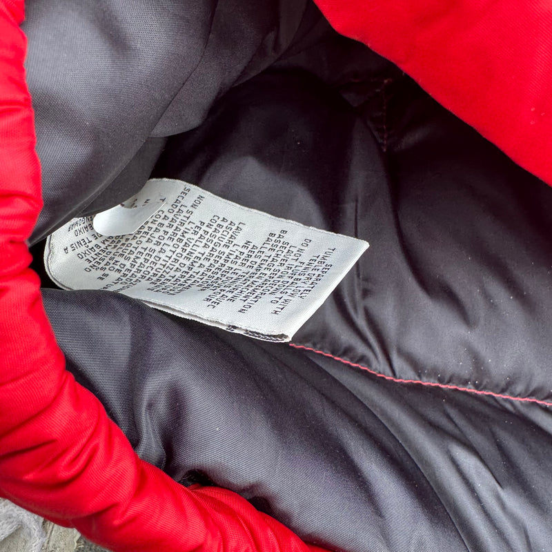 Detailansicht: Sourced limited accessories and clothes Denim & Supply Ralph Lauren red vest – Logo, Nähte oder Material