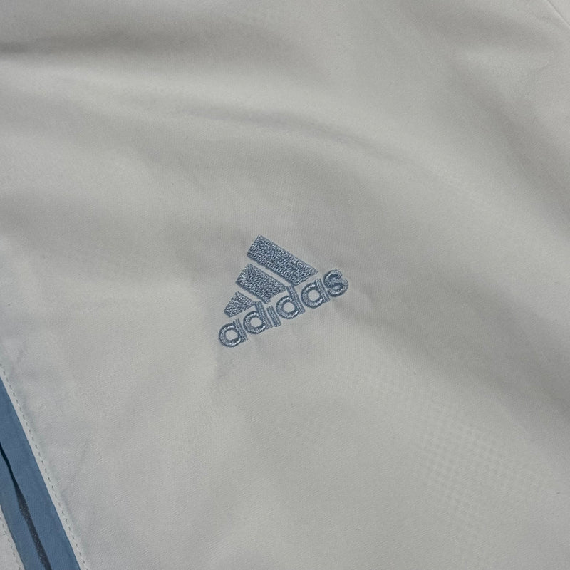 Detailansicht: Sourced limited accessories and clothes Adidas raincoat Vintage – Logo, Nähte oder Material