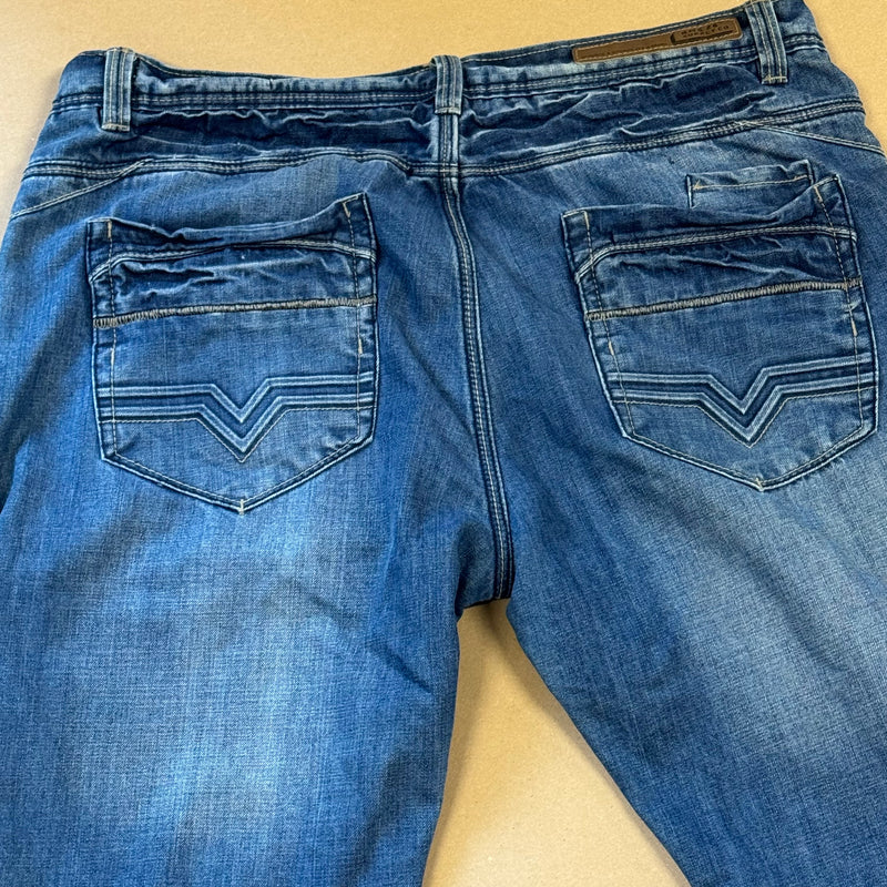Detailansicht: Sourced limited accessories and clothes Rins & Co casual jeans – Logo, Nähte oder Material