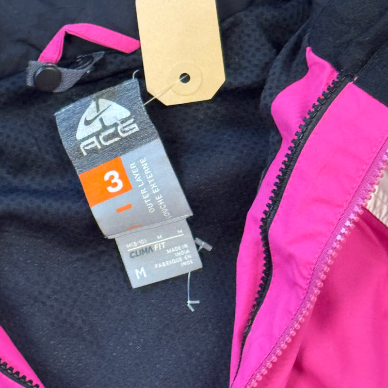 Detailansicht: Sourced limited accessories and clothes Nike ACG functional jacket – Logo, Nähte oder Material