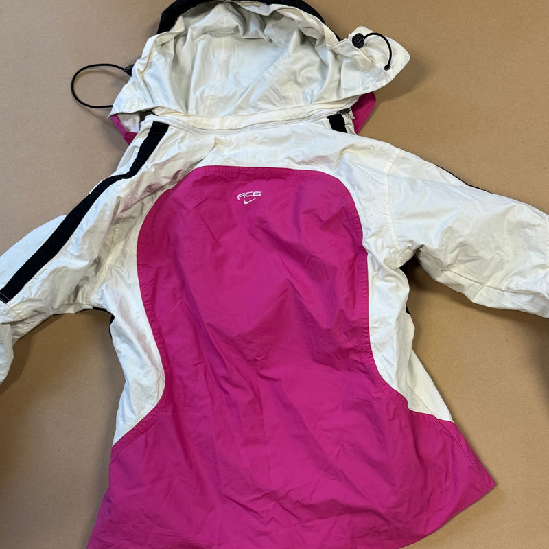 Detailansicht: Sourced limited accessories and clothes Nike ACG functional jacket – Logo, Nähte oder Material