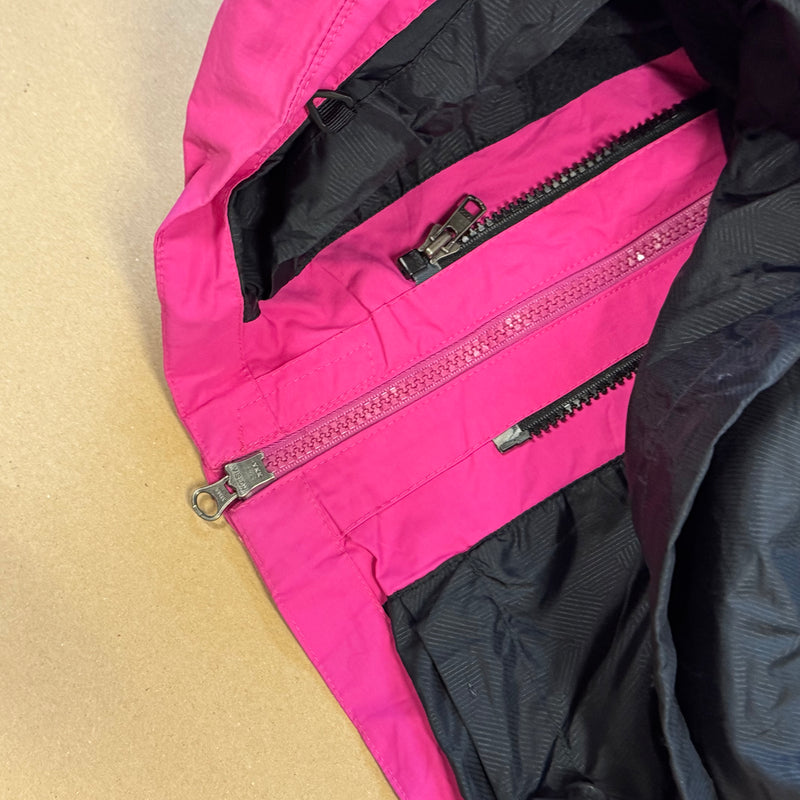 Detailansicht: Sourced limited accessories and clothes Nike ACG functional jacket – Logo, Nähte oder Material