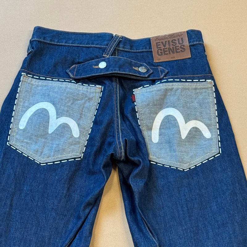 Detailansicht: Sourced limited accessories and clothes Evisu loose printed jeans – Logo, Nähte oder Material