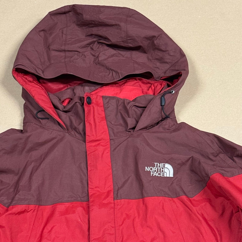 Detailansicht: Sourced limited accessories and clothes The North Face rain-protective jacket – Logo, Nähte oder Material