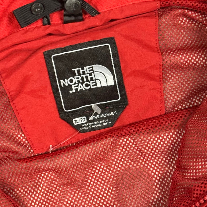 Detailansicht: Sourced limited accessories and clothes The North Face rain-protective jacket – Logo, Nähte oder Material