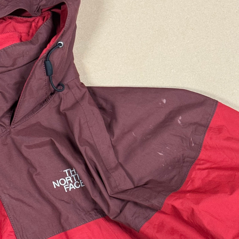 Detailansicht: Sourced limited accessories and clothes The North Face rain-protective jacket – Logo, Nähte oder Material