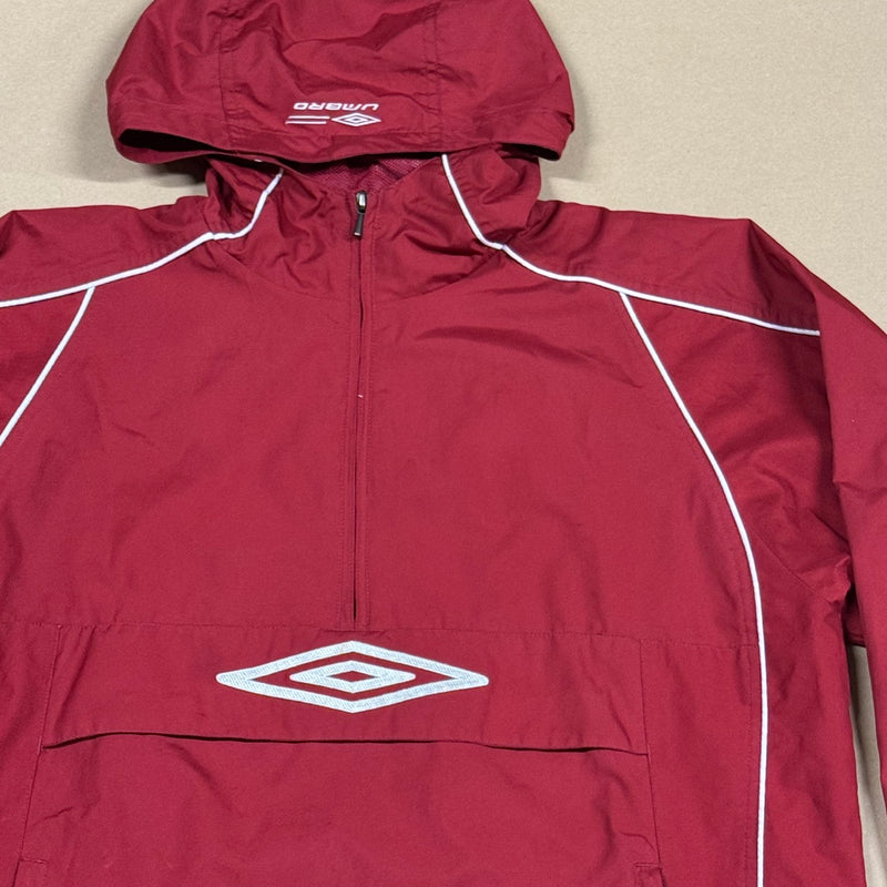 Detailansicht: Sourced limited accessories and clothes Umbro rainprotective hoodie – Logo, Nähte oder Material