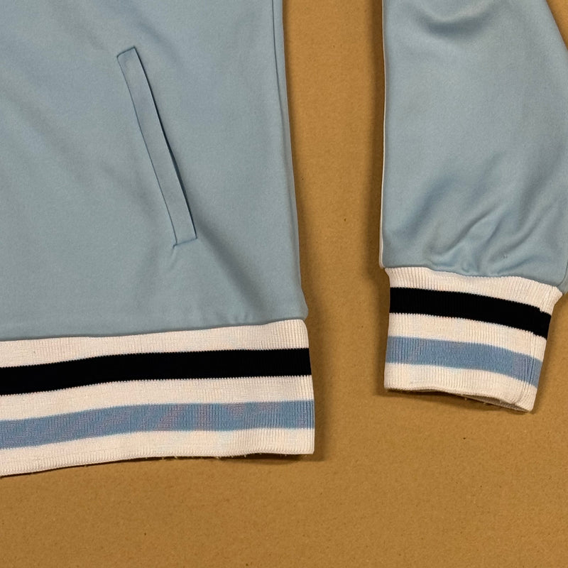 Detailansicht: Sourced limited accessories and clothes Airness track jacket skyblue – Logo, Nähte oder Material