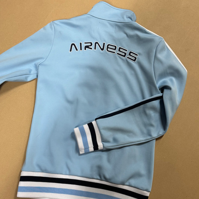 Detailansicht: Sourced limited accessories and clothes Airness track jacket skyblue – Logo, Nähte oder Material