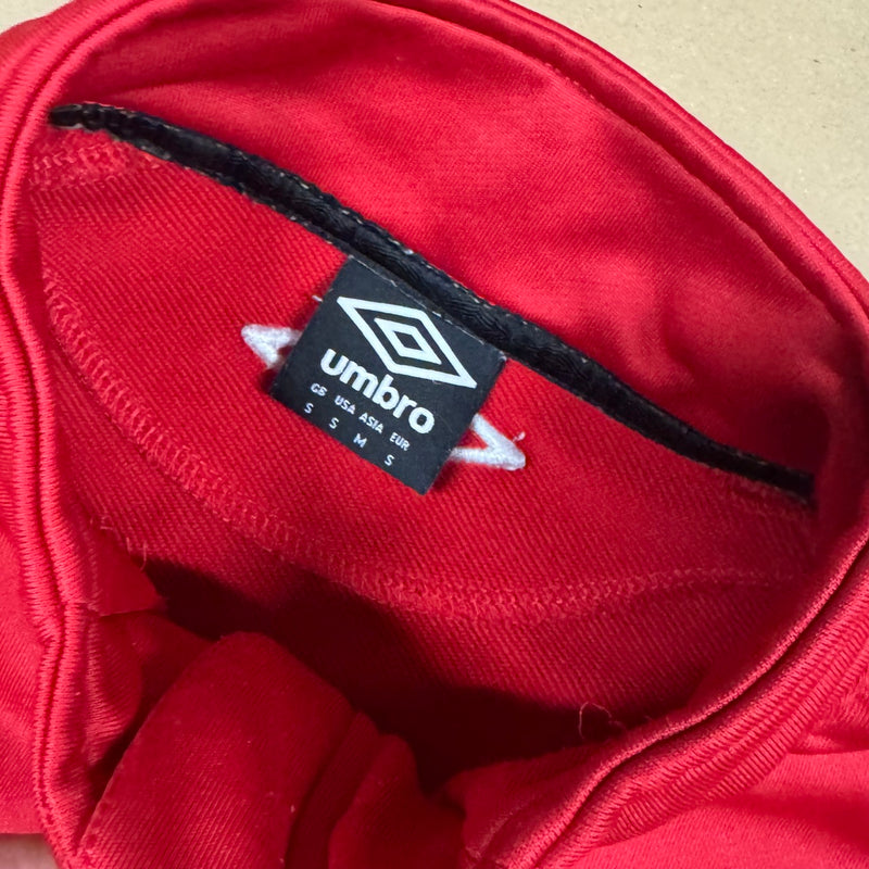 Detailansicht: Sourced limited accessories and clothes Umbro sportswear sweatshirt – Logo, Nähte oder Material