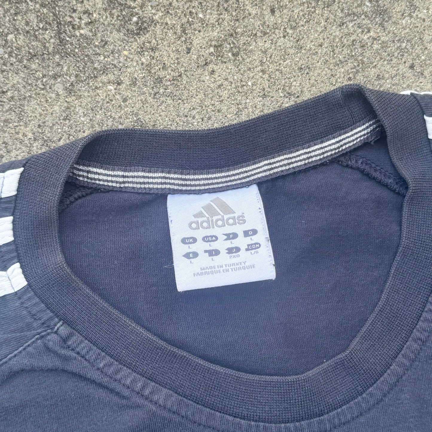 Adidas streetwear 00s t-shirt