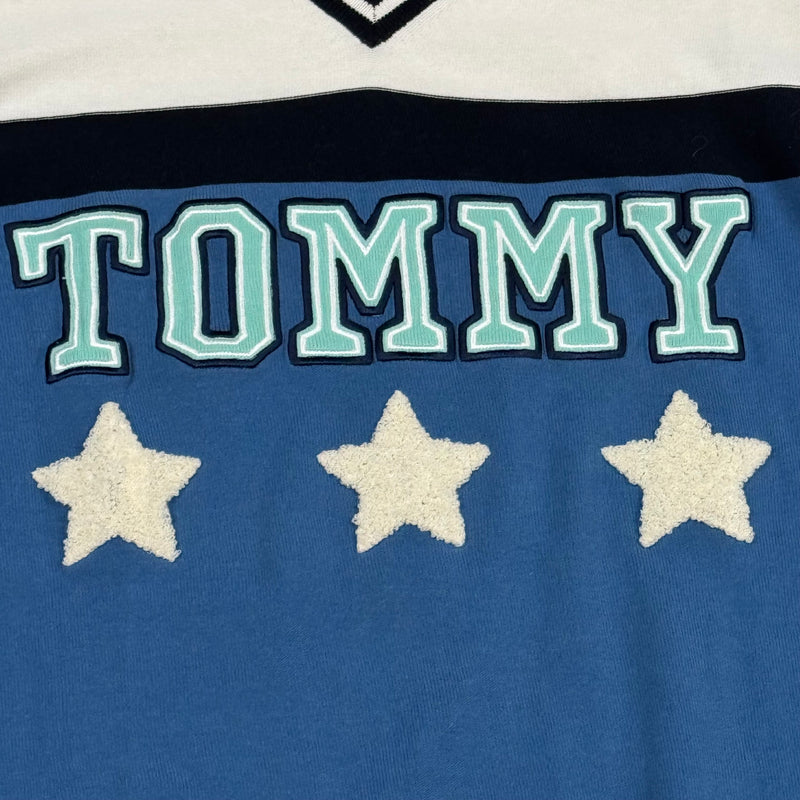 Detailansicht: Sourced limited accessories and clothes Tommy Hilfiger Tennis sweatshirt – Logo, Nähte oder Material