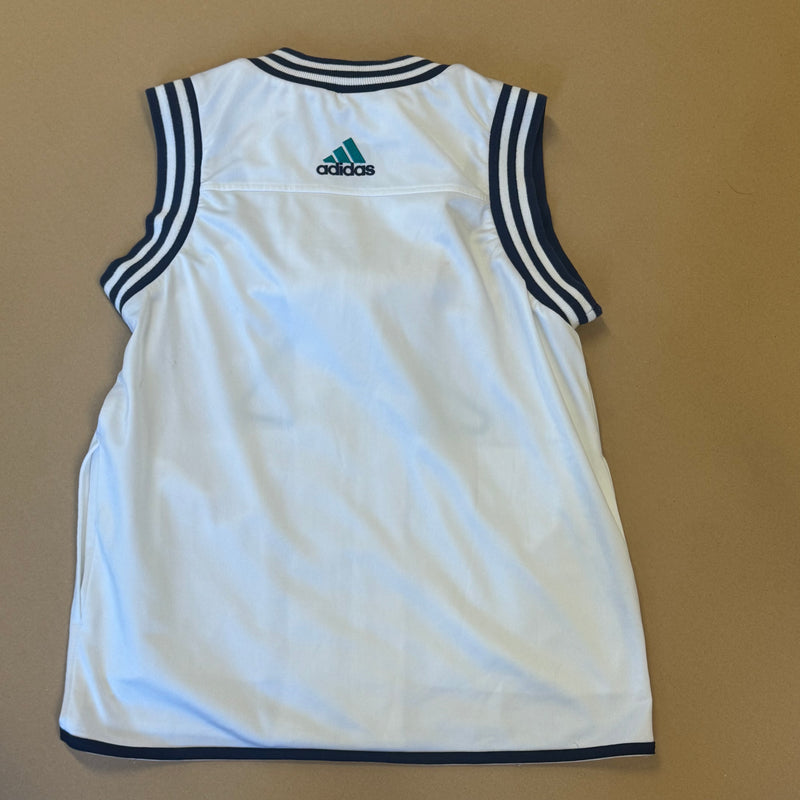 Detailansicht: Sourced limited accessories and clothes Adidas zipped vest – Logo, Nähte oder Material