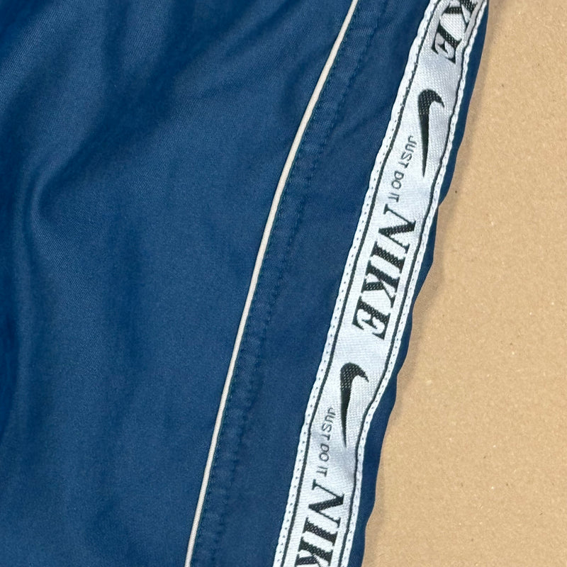 Detailansicht: Sourced limited accessories and clothes vintage Nike reversible zip-up hoodie – Logo, Nähte oder Material