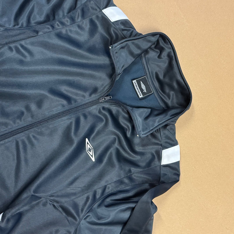 Detailansicht: Sourced limited accessories and clothes Umbro black streetwear track jacket – Logo, Nähte oder Material