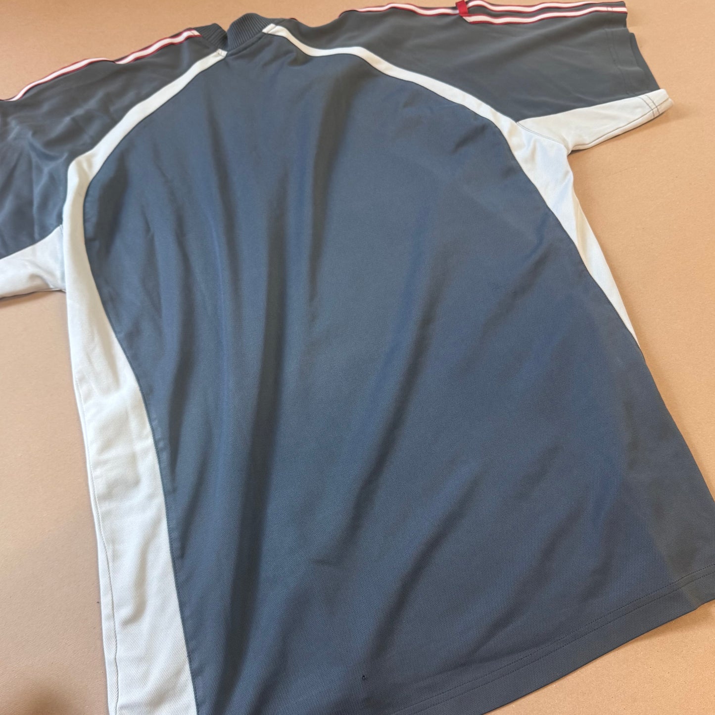 Adidas sports streetwear 00s t-shirt