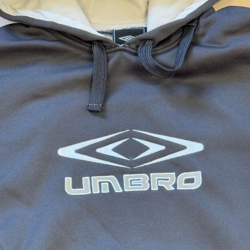 Detailansicht: Sourced limited accessories and clothes Umbro hoodie – Logo, Nähte oder Material