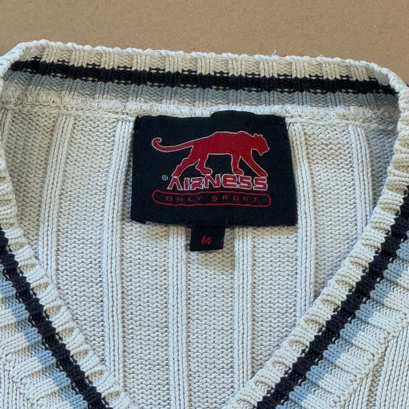 Detailansicht: Sourced limited accessories and clothes Airness knitted white sweatshirt – Logo, Nähte oder Material