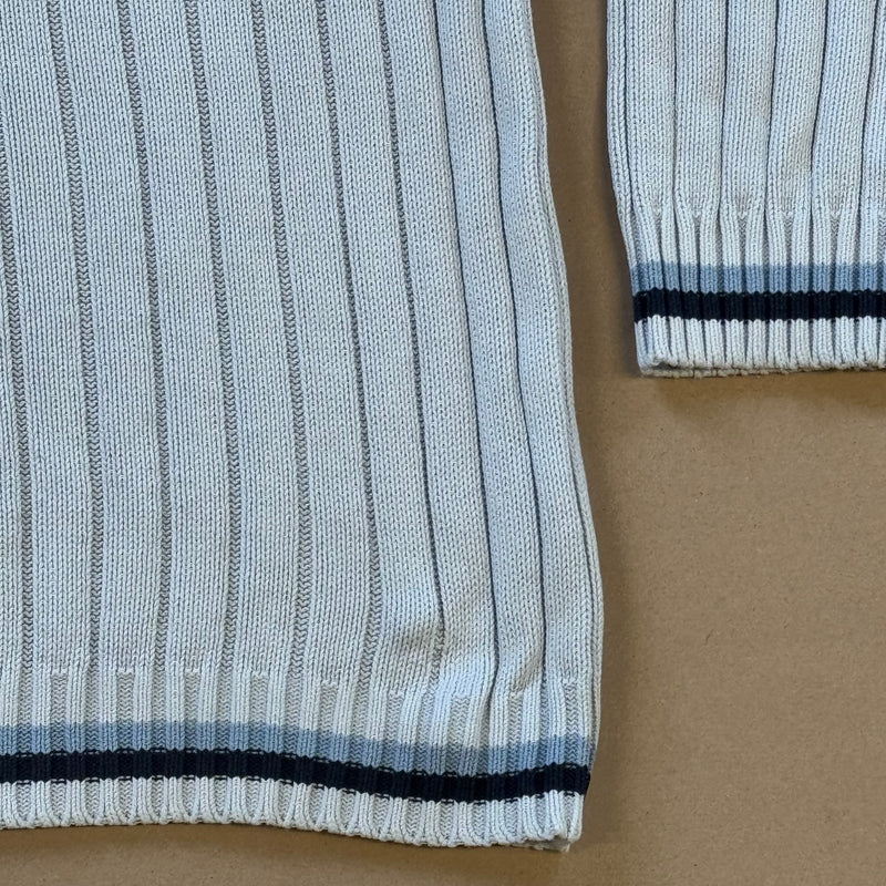 Detailansicht: Sourced limited accessories and clothes Airness knitted white sweatshirt – Logo, Nähte oder Material