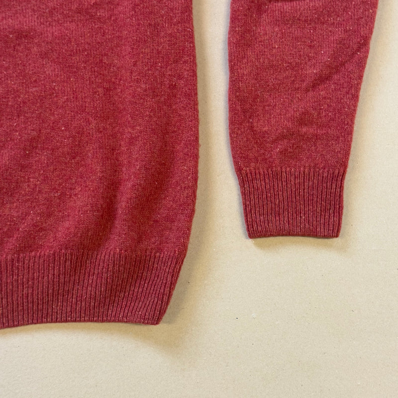 Detailansicht: Sourced limited accessories and clothes Polo Ralph Lauren red V-neck sweatshirt – Logo, Nähte oder Material