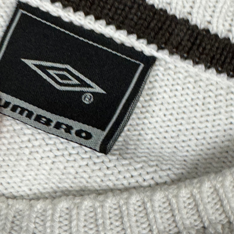 Detailansicht: Sourced limited accessories and clothes Umbro knitted white sweatshirt – Logo, Nähte oder Material