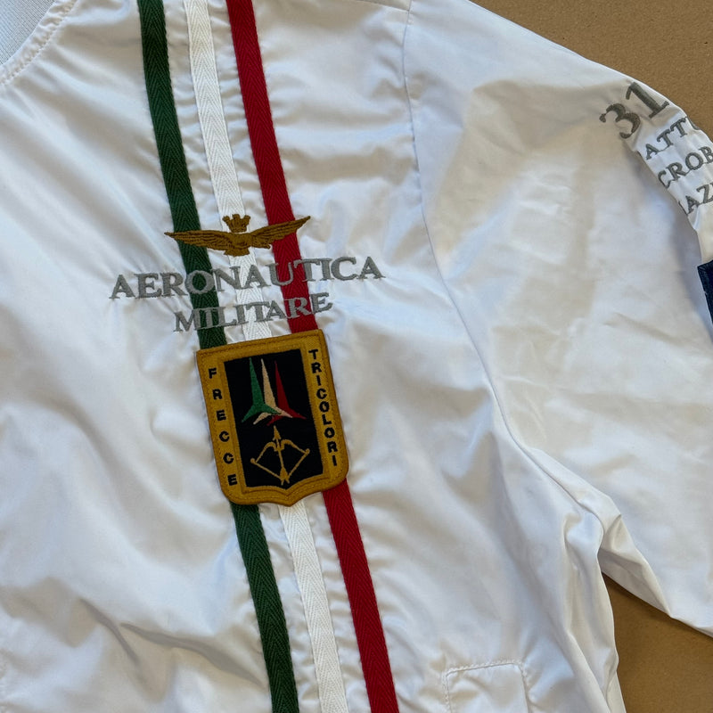 Detailansicht: Sourced limited accessories and clothes Aeronautica Militare white raincoat – Logo, Nähte oder Material