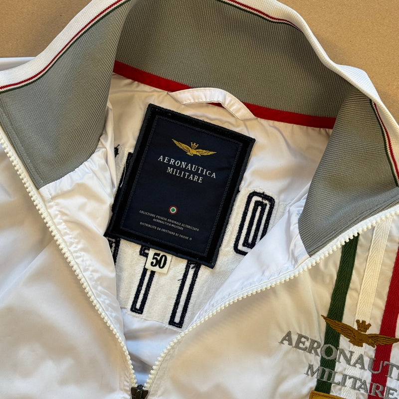 Detailansicht: Sourced limited accessories and clothes Aeronautica Militare white raincoat – Logo, Nähte oder Material