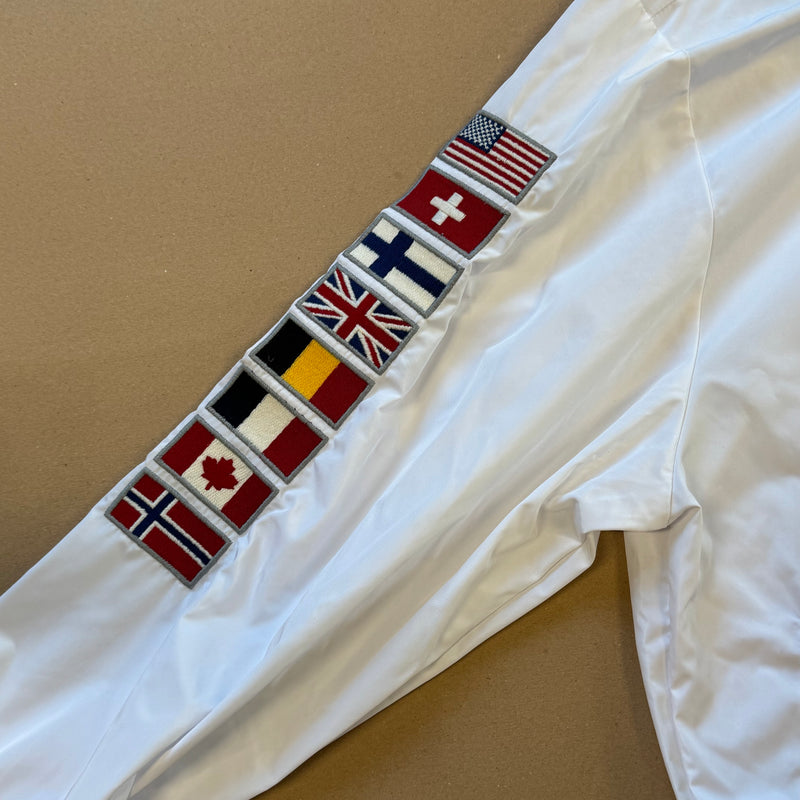 Detailansicht: Sourced limited accessories and clothes Aeronautica Militare white raincoat – Logo, Nähte oder Material