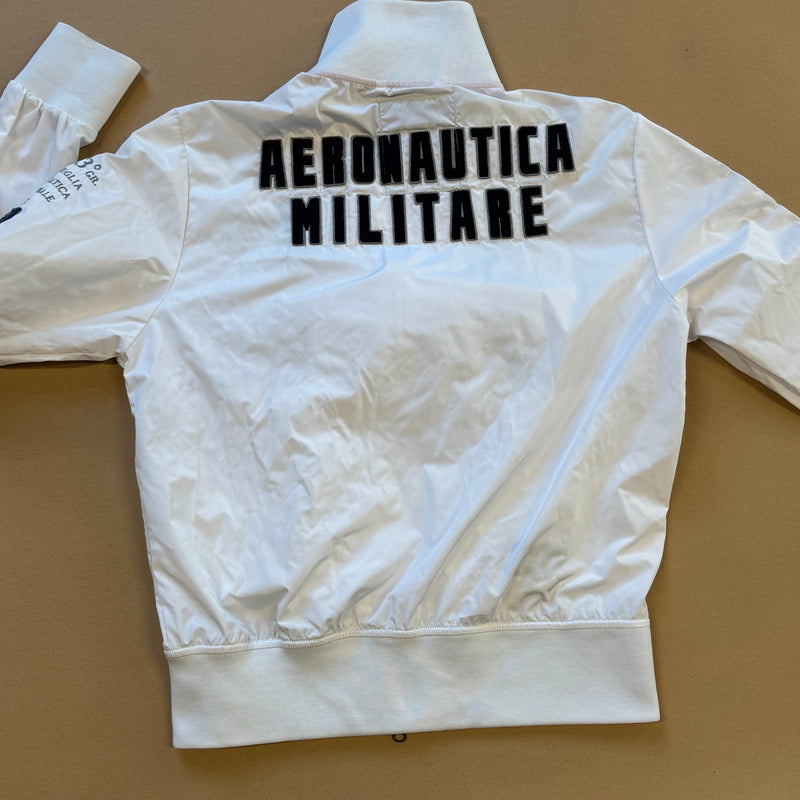 Detailansicht: Sourced limited accessories and clothes Aeronautica Militare white raincoat – Logo, Nähte oder Material