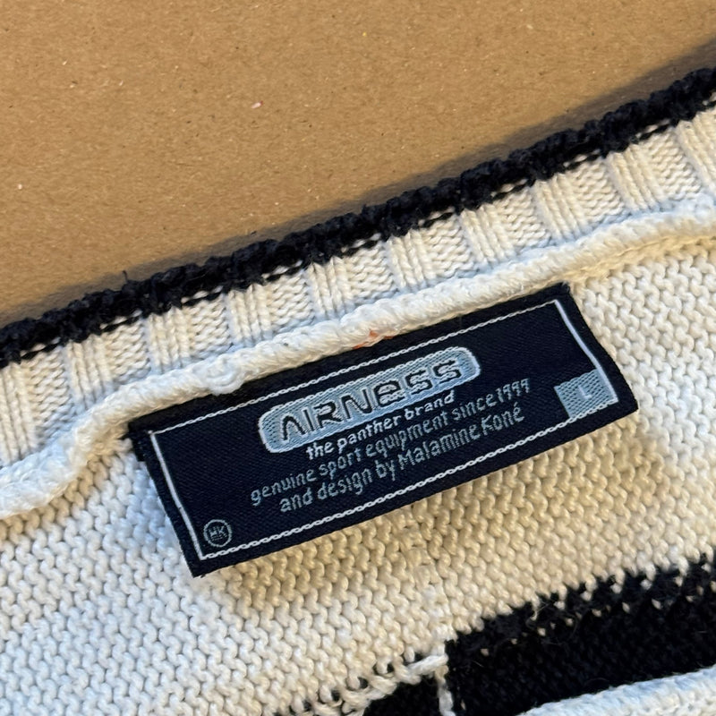 Detailansicht: Sourced limited accessories and clothes Vintage knitted Airness sweatshirt – Logo, Nähte oder Material