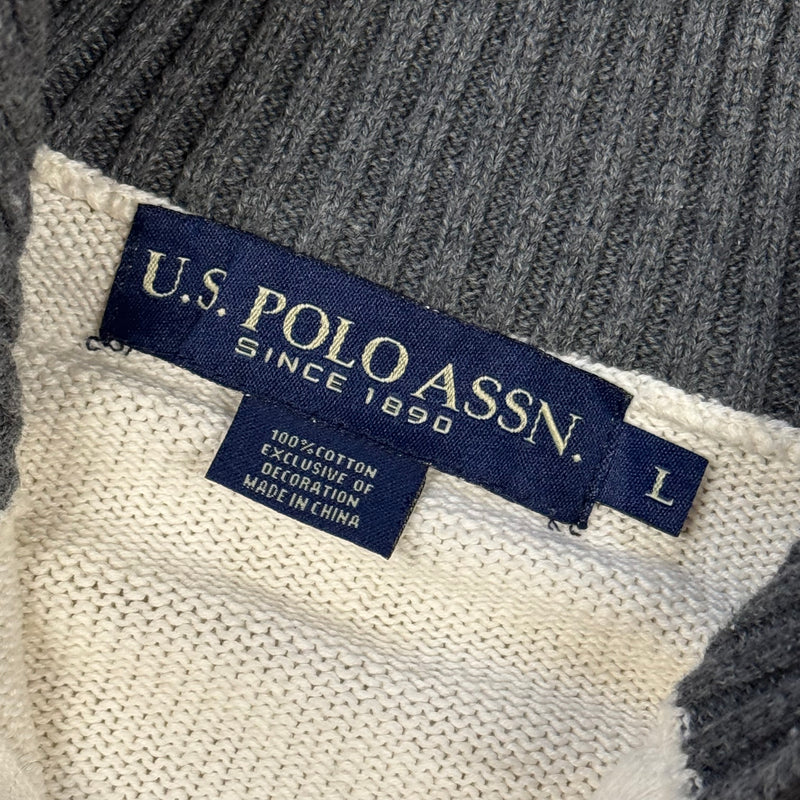 Detailansicht: Sourced limited accessories and clothes Vintage style knitted US Polo Assn sweatshirt – Logo, Nähte oder Material