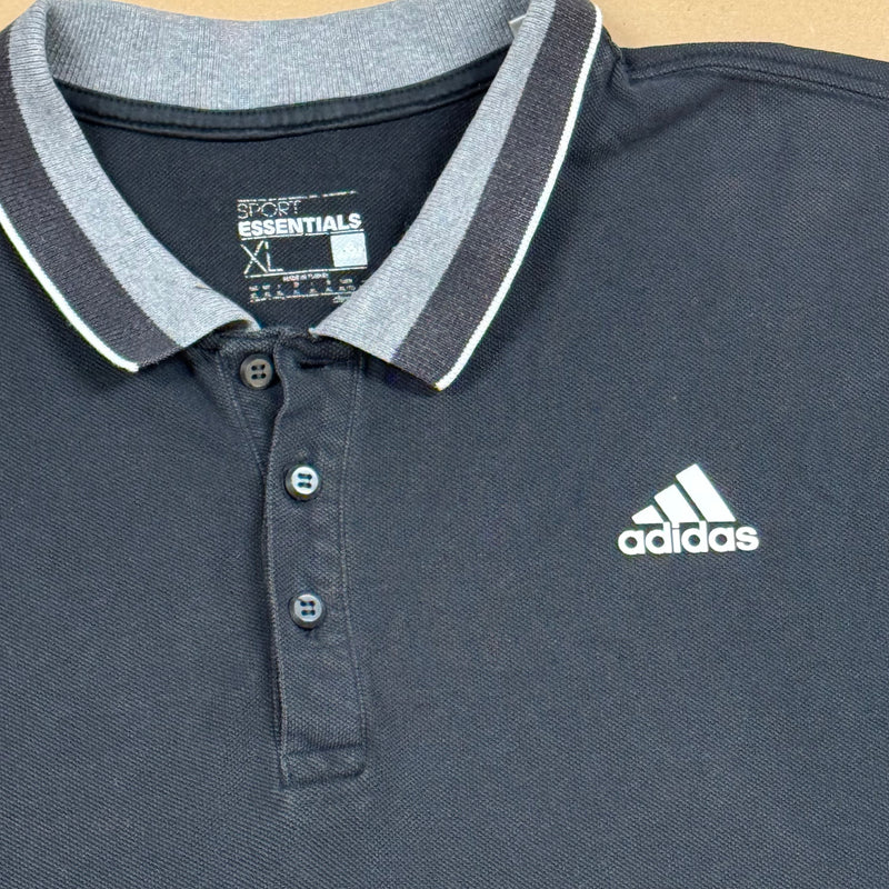 Detailansicht: Sourced limited accessories and clothes Adidas poloshirt classic – Logo, Nähte oder Material