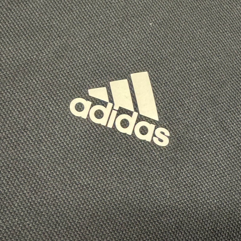 Detailansicht: Sourced limited accessories and clothes Adidas poloshirt classic – Logo, Nähte oder Material