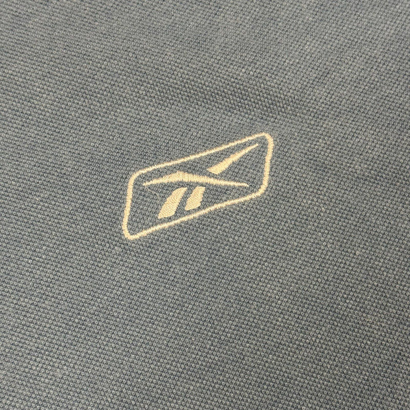 Detailansicht: Sourced limited accessories and clothes Reebok skyblue poloshirt – Logo, Nähte oder Material