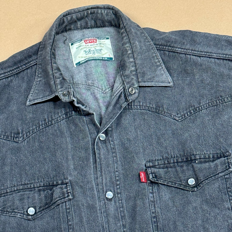 Detailansicht: Sourced limited accessories and clothes Levi Strauss denim jeans jacket – Logo, Nähte oder Material