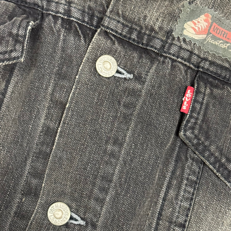 Detailansicht: Sourced limited accessories and clothes Levi Strauss vintage style black denim jeans jacket – Logo, Nähte oder Material