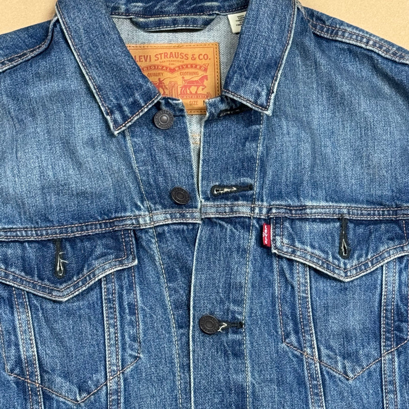 Detailansicht: Sourced limited accessories and clothes Levi Strauss & Co. denim jeans jacket – Logo, Nähte oder Material