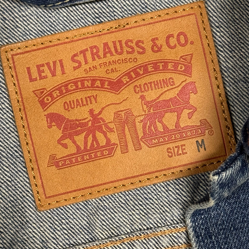 Detailansicht: Sourced limited accessories and clothes Levi Strauss & Co. denim jeans jacket – Logo, Nähte oder Material