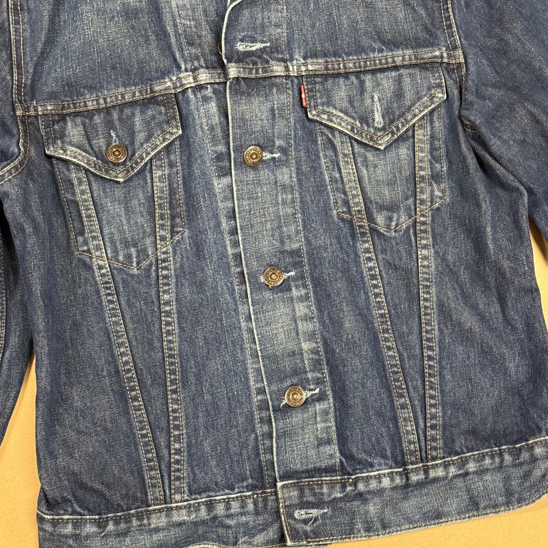 Detailansicht: Sourced limited accessories and clothes Levi Strauss vintage denim jeans jacket – Logo, Nähte oder Material