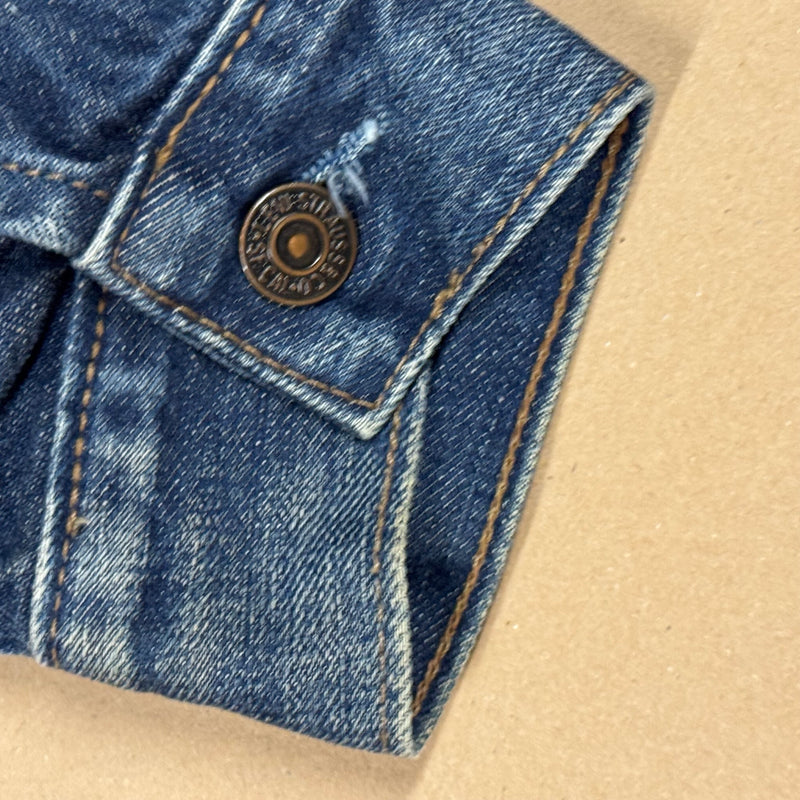 Detailansicht: Sourced limited accessories and clothes Levi Strauss vintage denim jeans jacket – Logo, Nähte oder Material