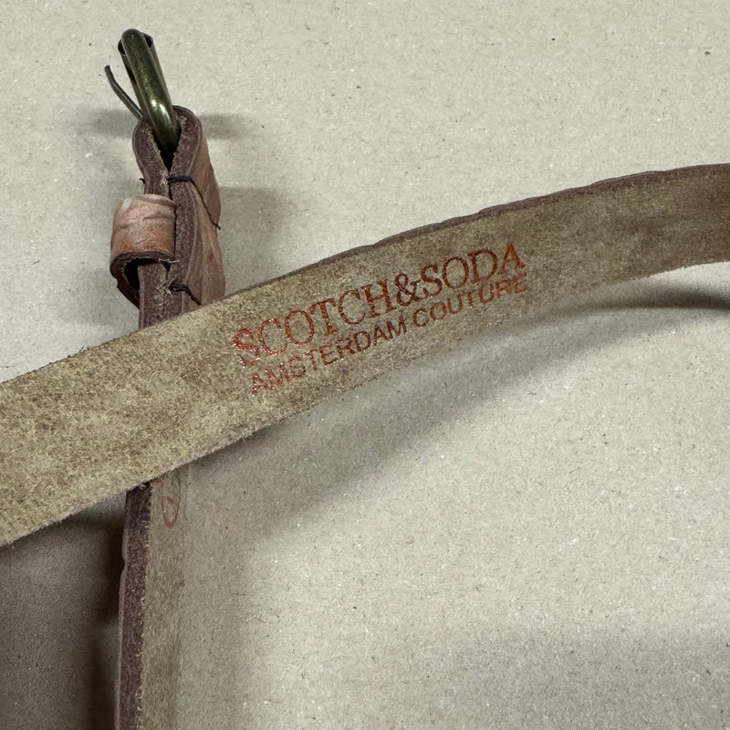 Detailansicht: Sourced limited accessories and clothes Scotch and Soda small leather belt – Logo, Nähte oder Material