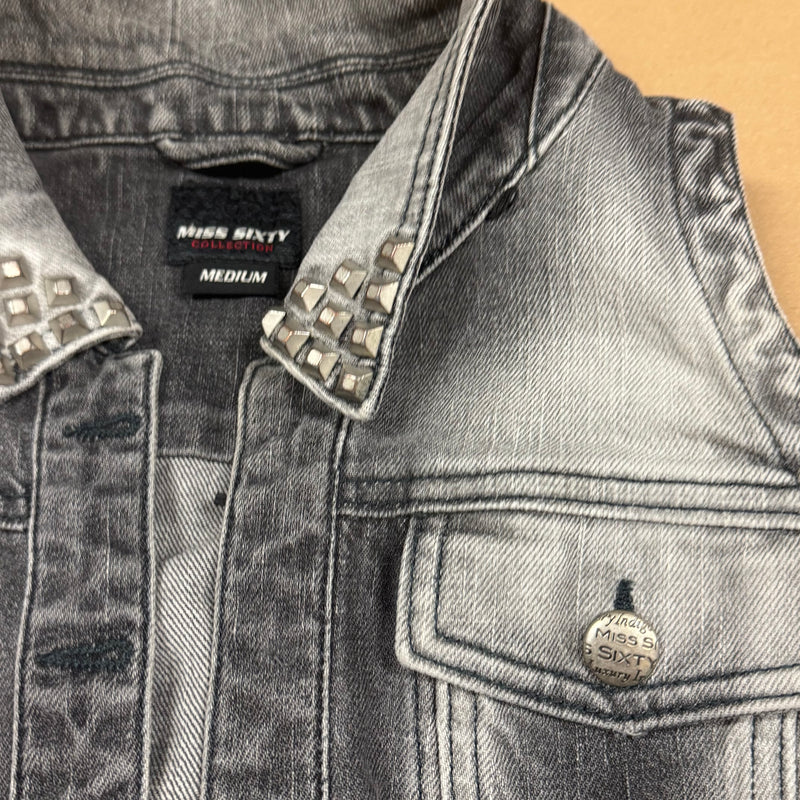 Detailansicht: Sourced limited accessories and clothes Miss Sixty denim vest – Logo, Nähte oder Material