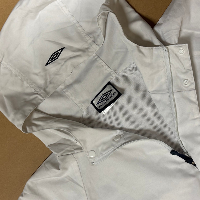 Detailansicht: Sourced limited accessories and clothes Umbro raincoat vintage baggy-fit – Logo, Nähte oder Material