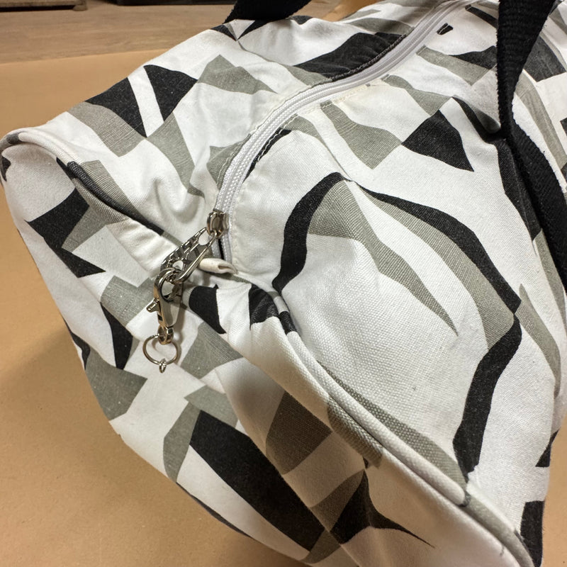 Detailansicht: Sourced limited accessories and clothes Stylish Miss Sixty printed duffle bag – Logo, Nähte oder Material