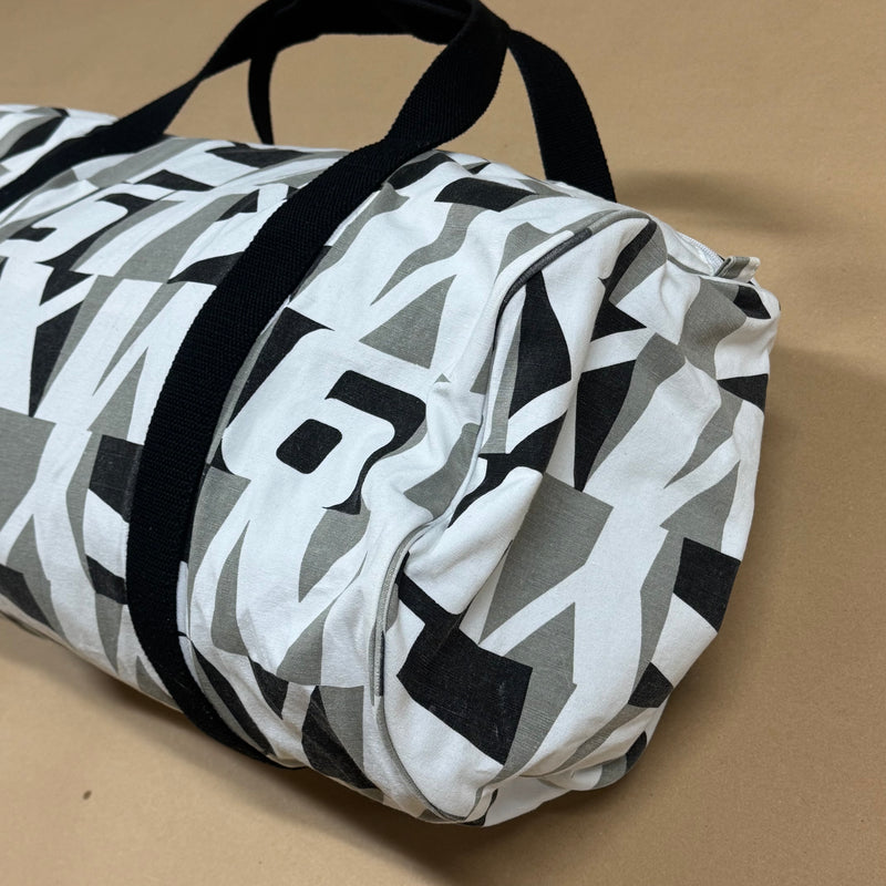 Detailansicht: Sourced limited accessories and clothes Stylish Miss Sixty printed duffle bag – Logo, Nähte oder Material