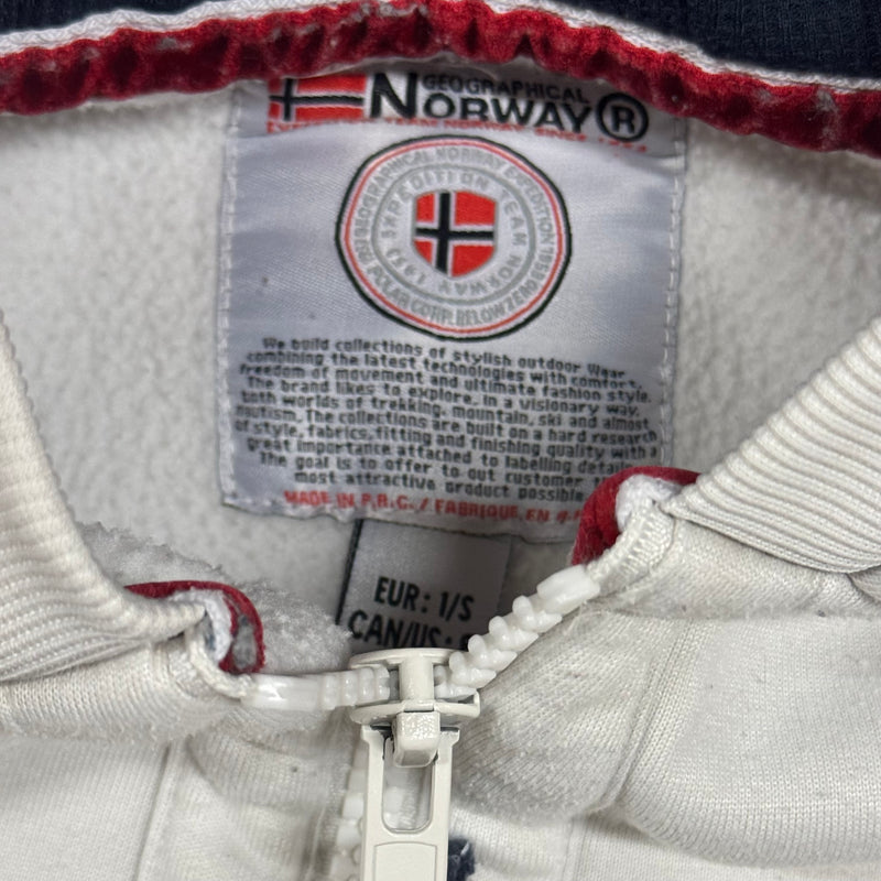 Detailansicht: Sourced limited accessories and clothes Geographical Norway white hoodie – Logo, Nähte oder Material