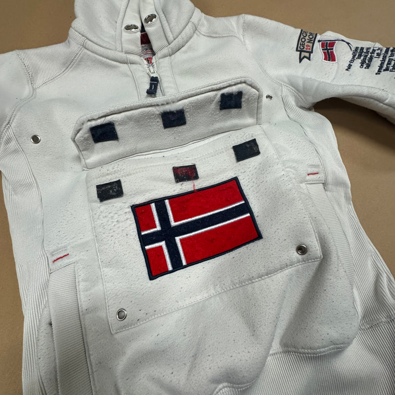 Detailansicht: Sourced limited accessories and clothes Geographical Norway white hoodie – Logo, Nähte oder Material