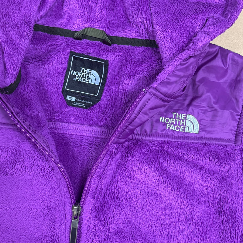 Detailansicht: Sourced limited accessories and clothes Pink The North Face fleece jacket used – Logo, Nähte oder Material