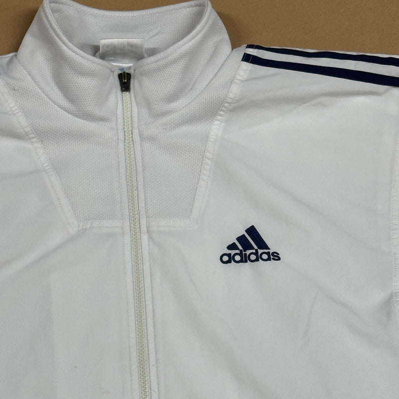 Detailansicht: Sourced limited accessories and clothes Adidas vintage raincoat – Logo, Nähte oder Material