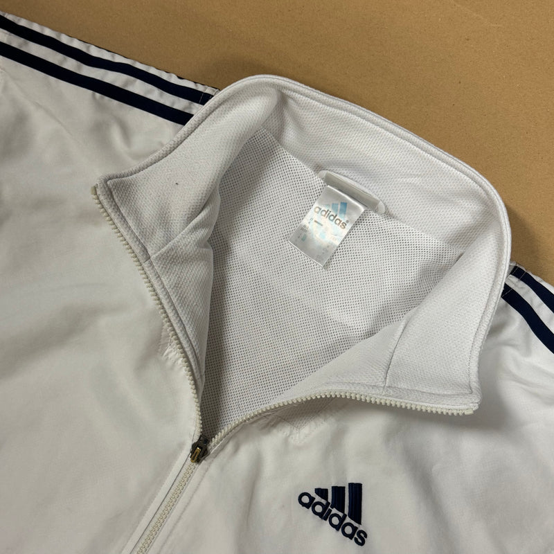 Detailansicht: Sourced limited accessories and clothes Adidas vintage raincoat – Logo, Nähte oder Material